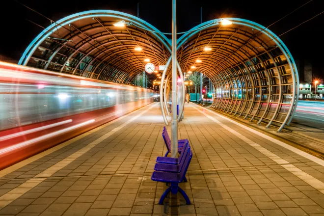 Straßenbahn- und Bahnhaltepunkte